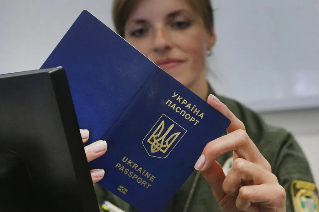 Виїзд чоловіків 18-22 років за кордон: уряд ухвалив нові правила