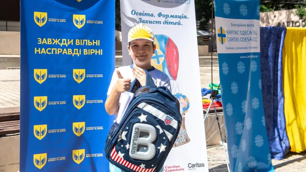 На Одещині діти, які постраждали від війни, отримали шкільні портфелі з подарунками