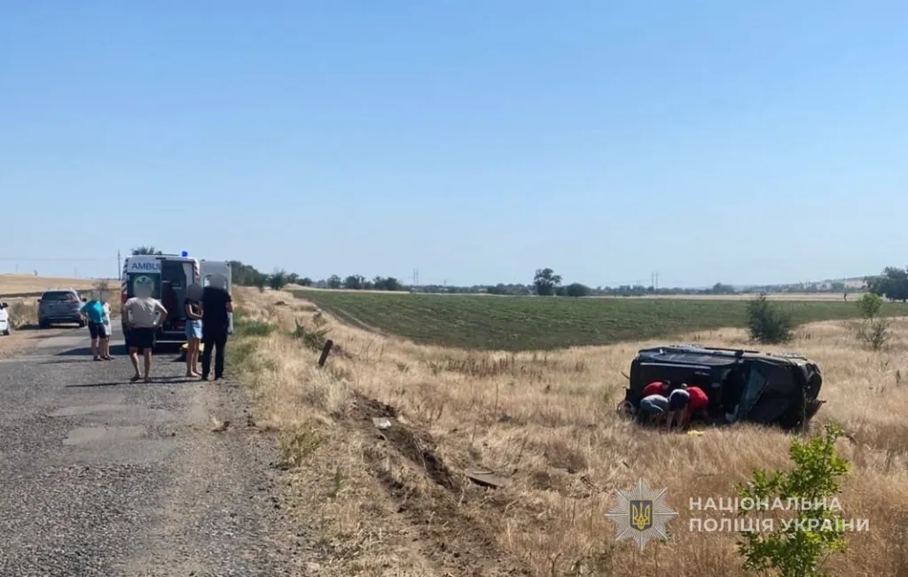 На Одещині позашляховик Lexus злетів у кювет: загинула пасажирка, травмовані водій і дитина