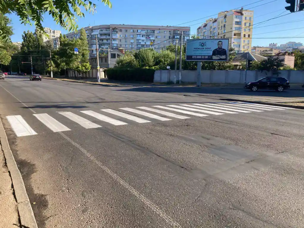 В Одесі на 13 вулицях оновили дорожню розмітку біля навчальних закладів
