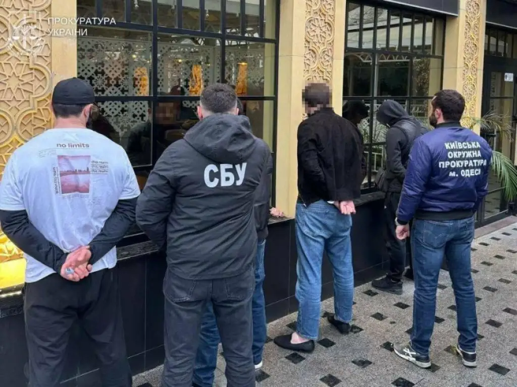 В Одесі затримали трьох чоловіків, які вимагали у місцевого жителя 20 тисяч доларів