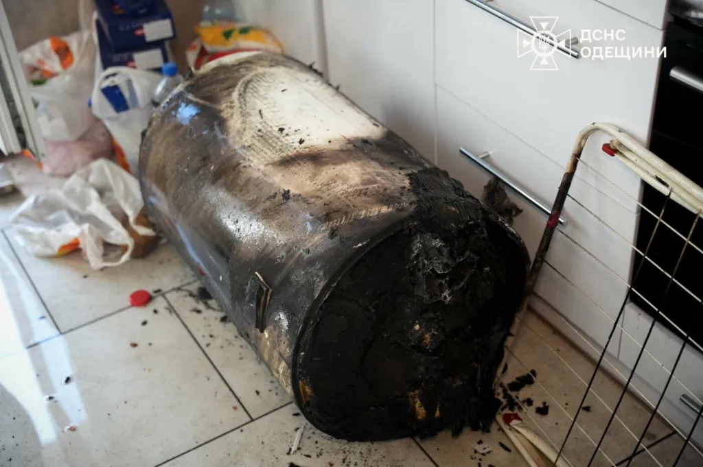 В Одесі рятувальники евакуювали сім’ю з дитиною з задимленої квартири