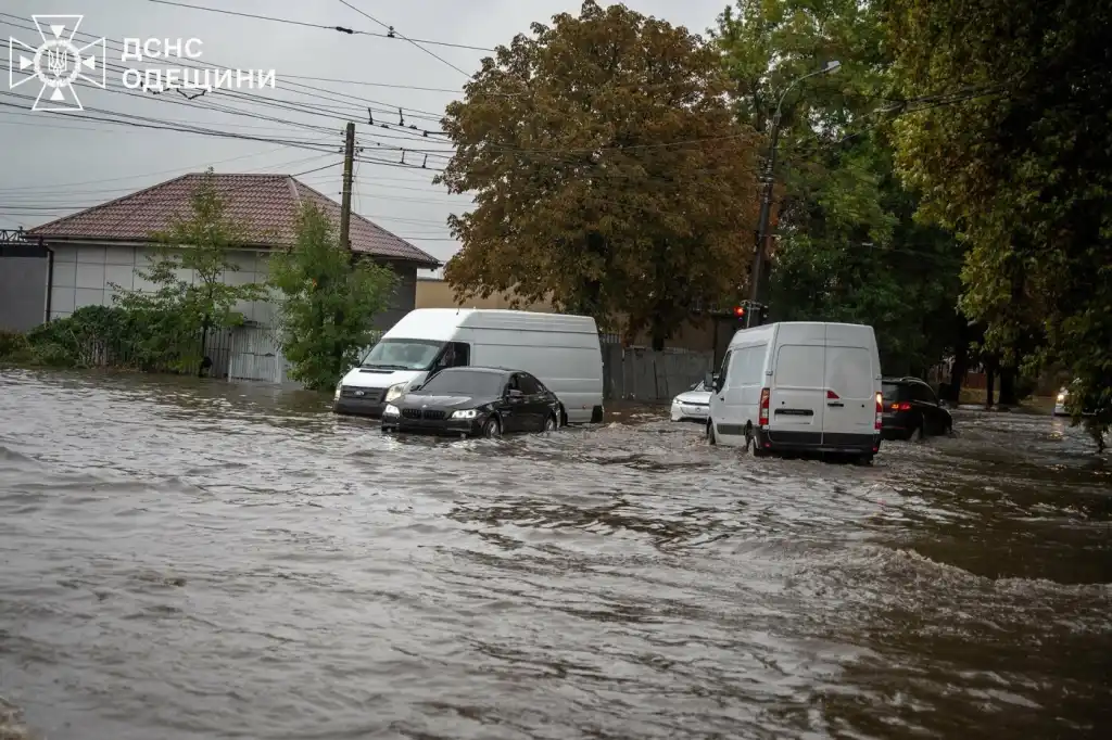 Злива паралізувала Одещину: підтоплені дороги, будинки та зупинений рух