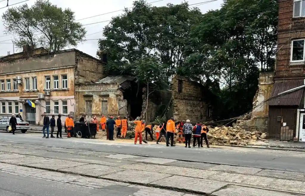 В Одесі на Молдаванці впала стіна занедбаного будинку