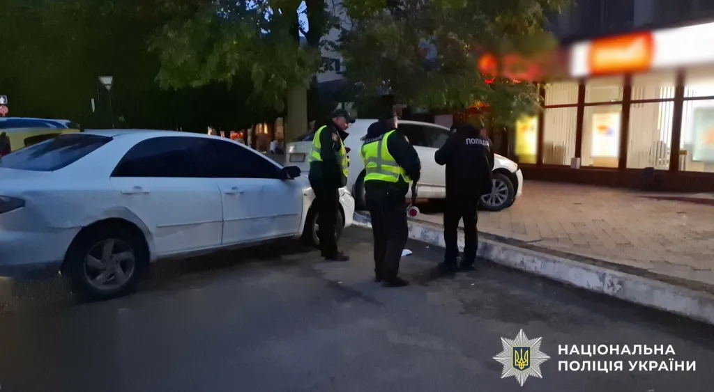 На Одещині 34-річна водійка збила двох сестер заднім ходом: обидві у лікарні