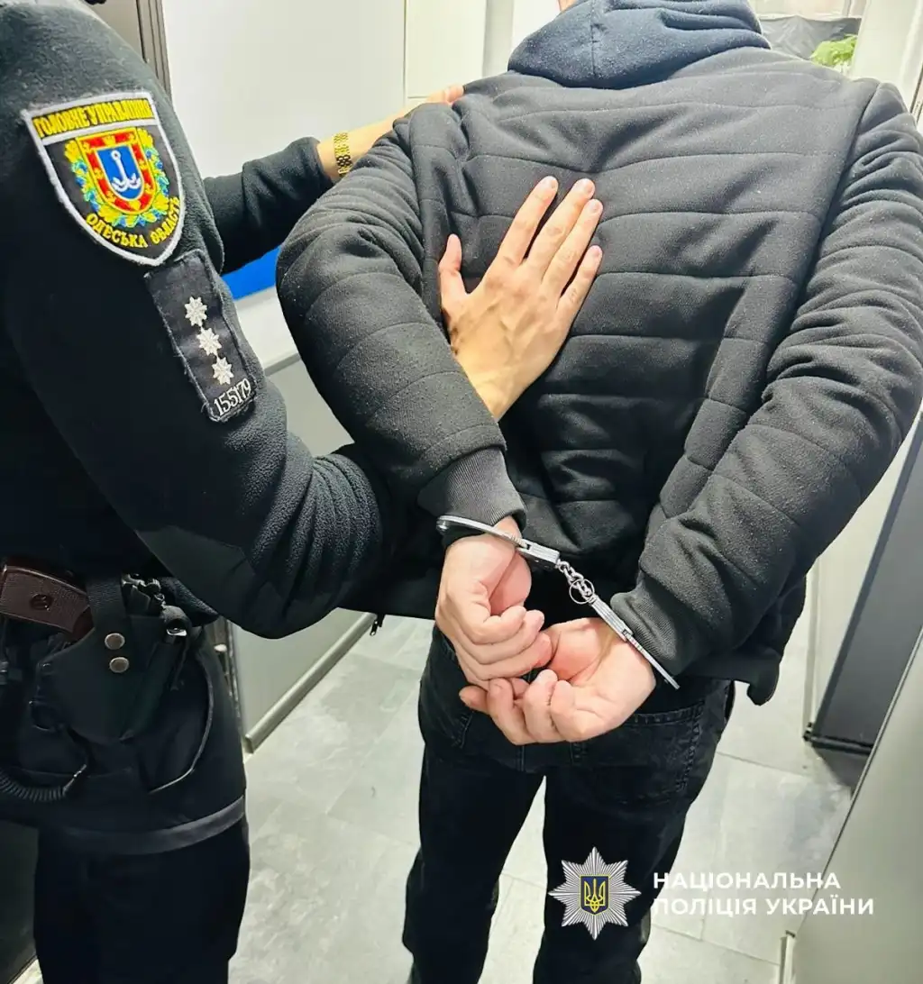 В Одесі затримали двох грабіжників, які жорстоко напали на перехожого