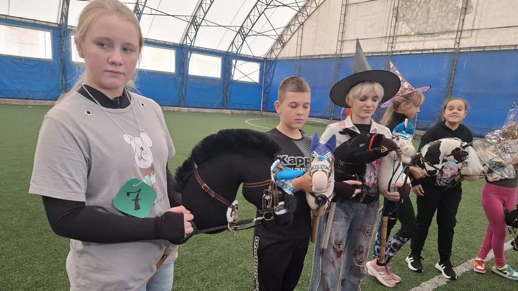 В Одесі пройшли змагання з хобіхорсингу у стилі Гелловіну: «відьми» на мітлах та коні з тканини