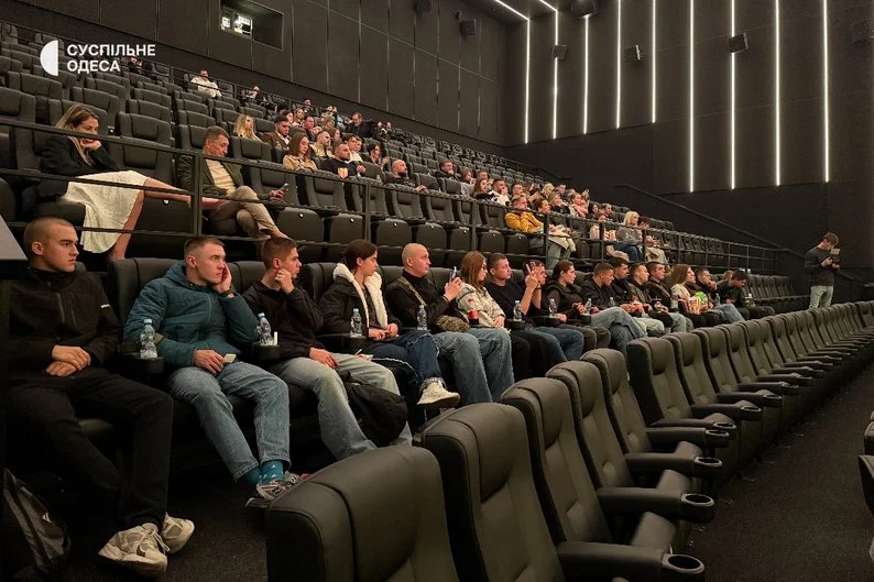 “Якби хейт убивав”: в Одесі презентували чорну комедію “10 блогерят”