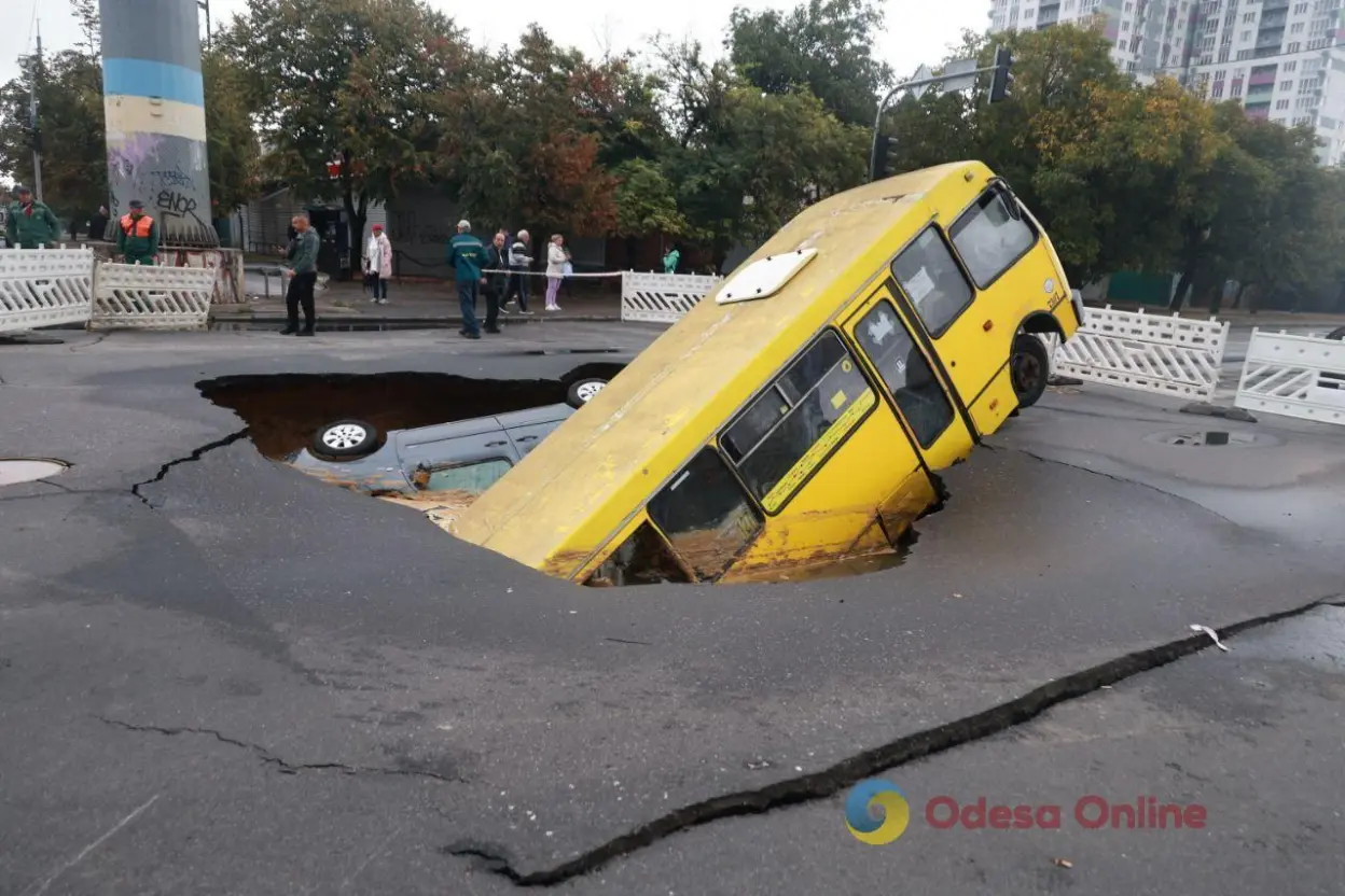 В Одесі відновили рух на перехресті Левітана та Люстдорфської дороги після ліквідації провалу