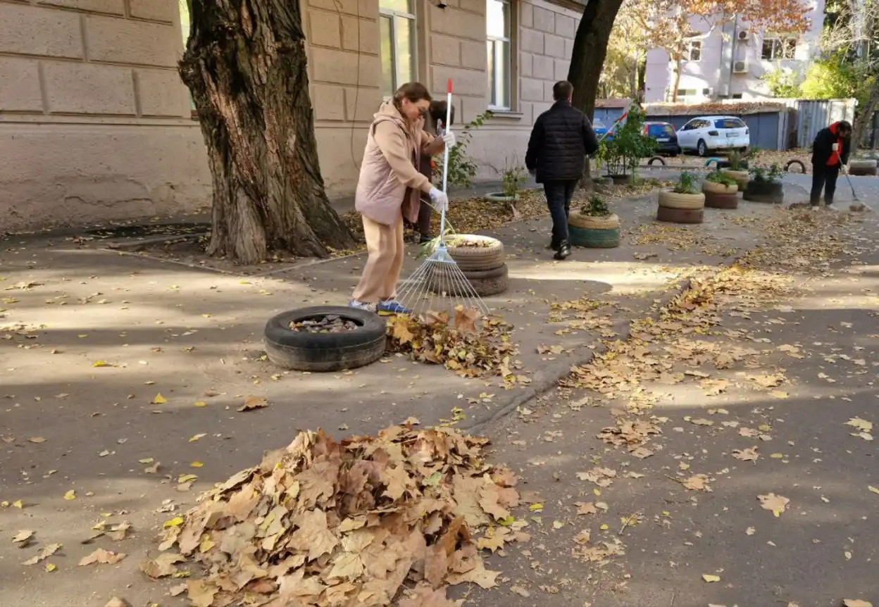 В Одесі стартував “місячник чистоти”: понад 6 тисяч містян вийшли на перший суботник В Одесі стартував “місячник чистоти”: понад 6 тисяч містян вийшли на перший суботник