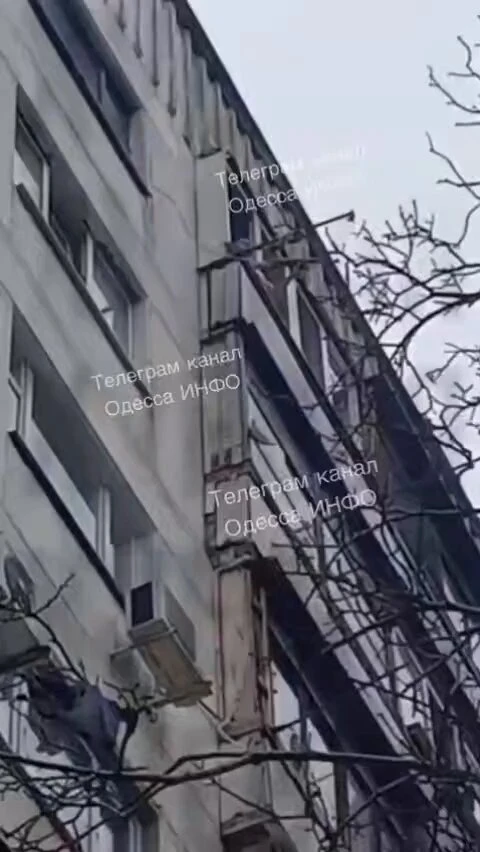 У мережі поширюють відео, де чоловік нібито стріляє по “Шахедах” з одеського балкона