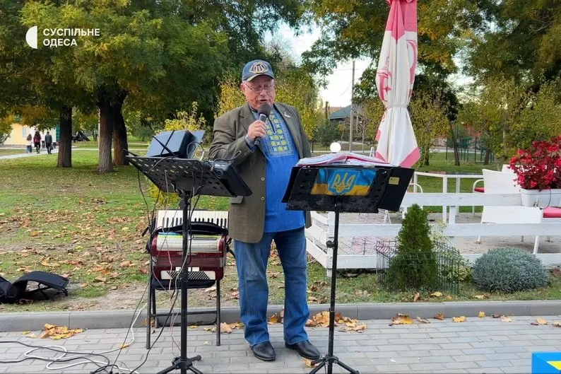 “Музика мене тримає”: ізмаїльський співак збирає донати для ЗСУ, виконуючи українські пісні на набережній