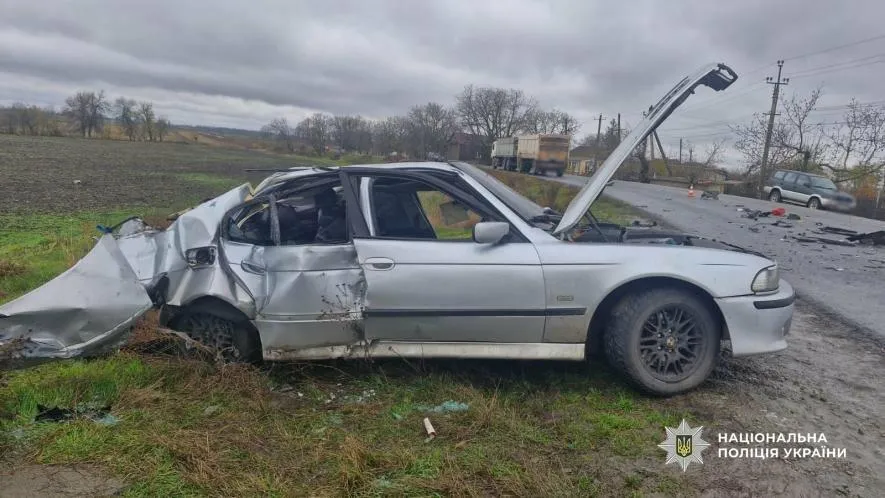 На Одещині легковик вилетів на зустрічну смугу та врізався у вантажівку: двоє людей у лікарні