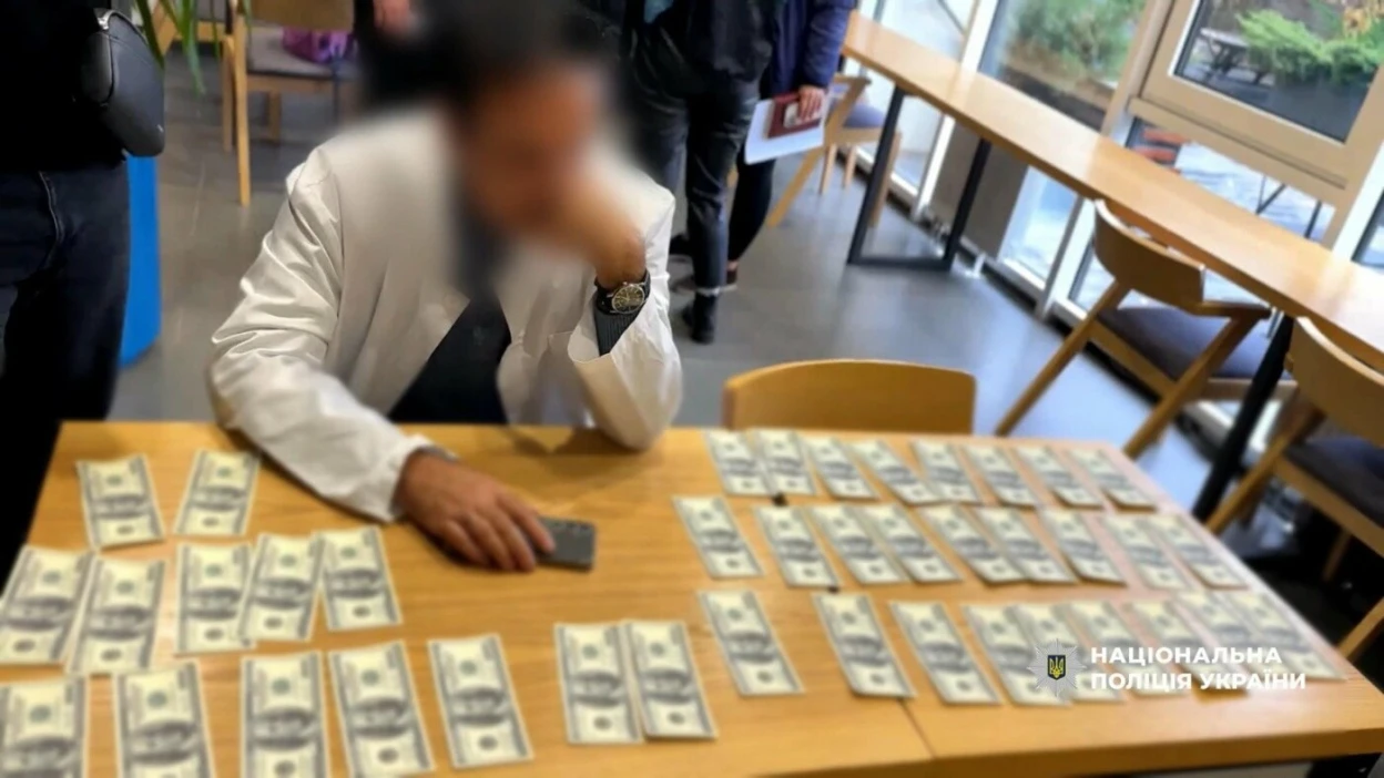 В Одесі затримали лікаря, який за 7 тисяч доларів оформлював фейкову “медлегенду” для відстрочки від служби