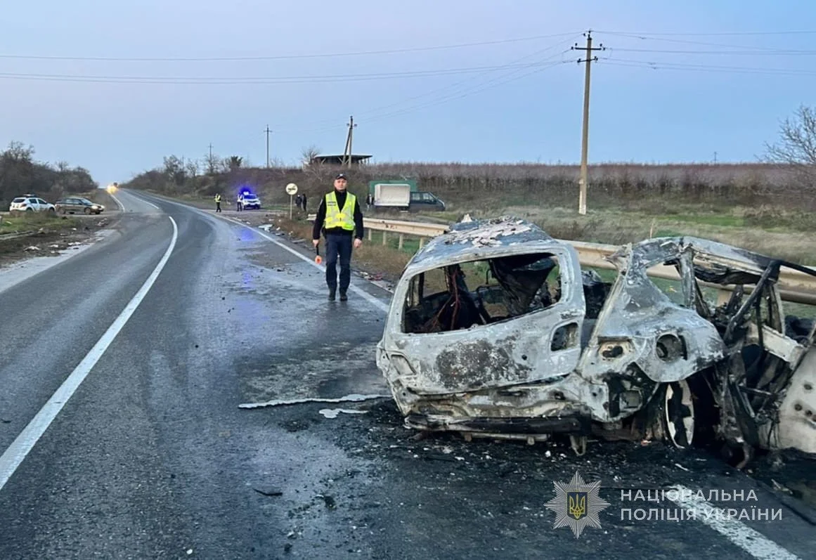 У ДТП на трасі Одеса-Рені, де загинули троє людей, Mazda виїхала назустріч вантажівці та загорілася