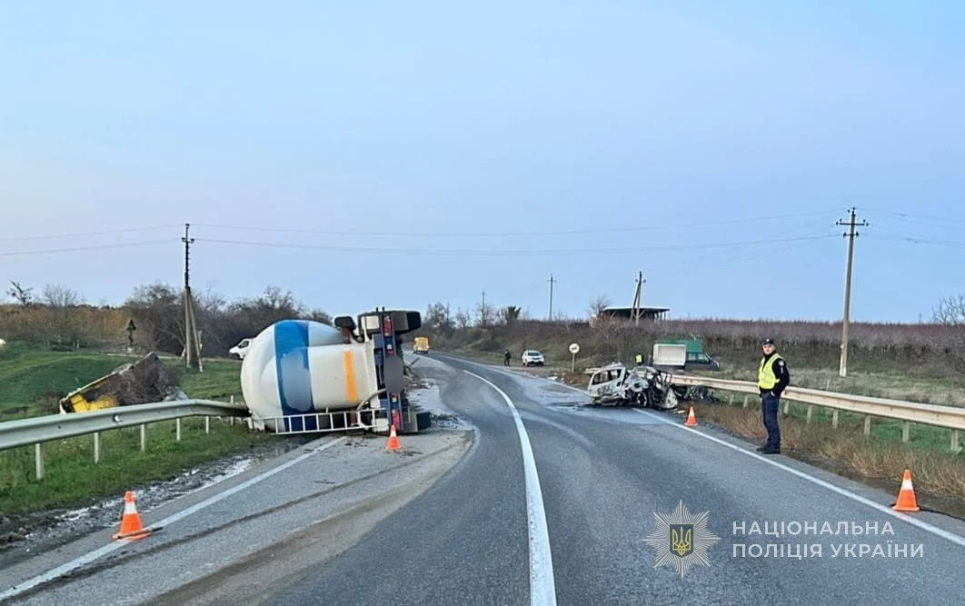 У ДТП на трасі Одеса-Рені, де загинули троє людей, Mazda виїхала назустріч вантажівці та загорілася