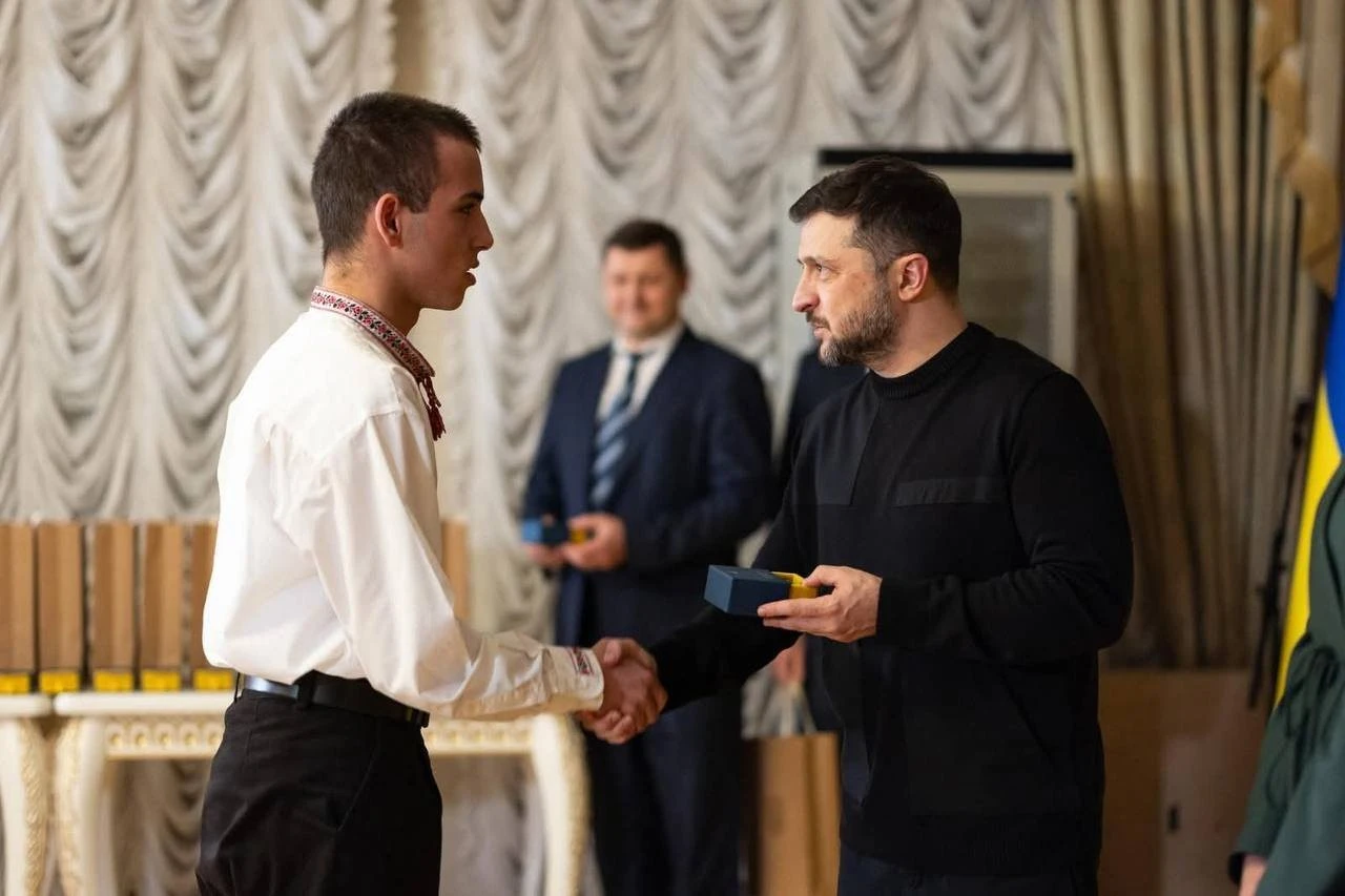 Двоє дітей з Одещини отримали від Зеленського медалі “Майбутнє України”
