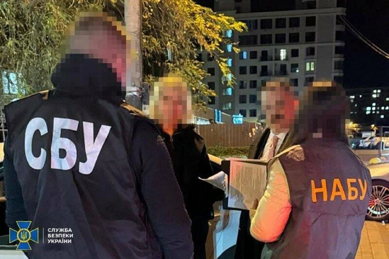 Суддя та адвокатка з Одеси затримані під час одержання хабаря у 10 тисяч доларів