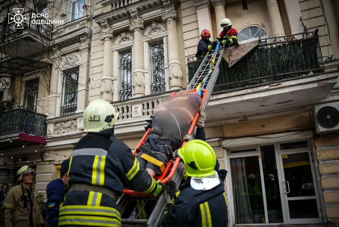 В Одесі розібрали аварійний балкон, що обвалився разом із двома жінками