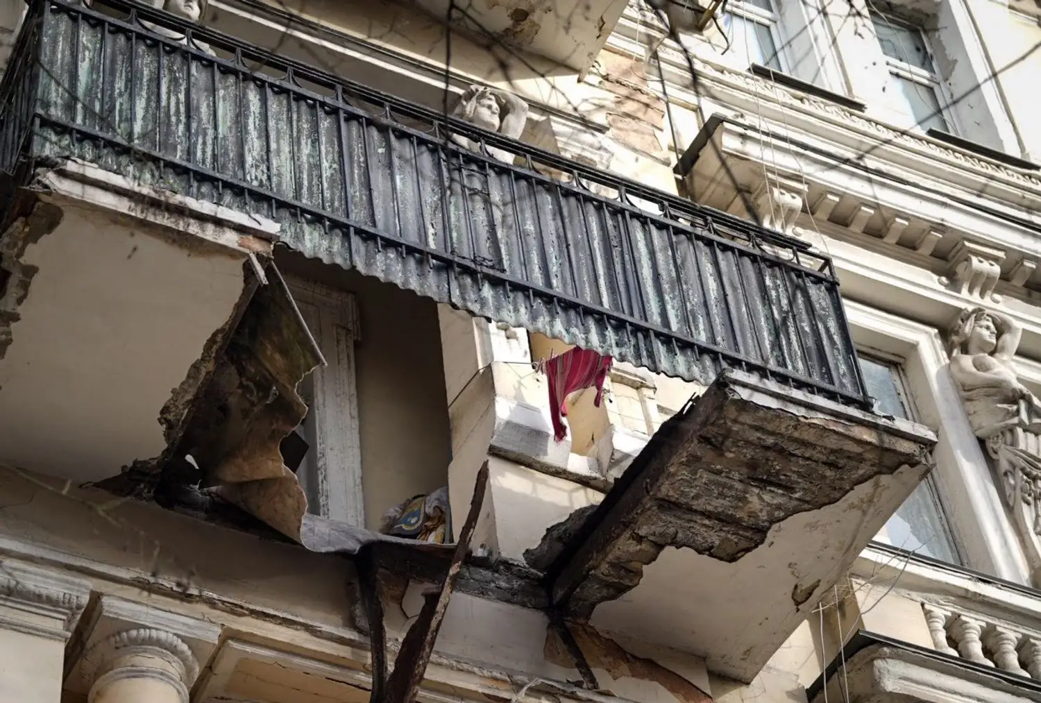 В Одесі розібрали аварійний балкон, що обвалився разом із двома жінками