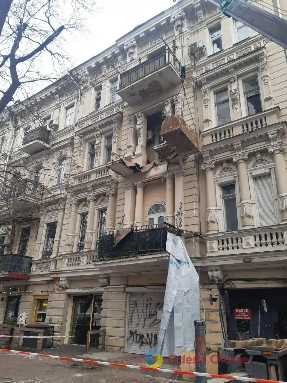В Одесі розібрали аварійний балкон, що обвалився разом із двома жінками