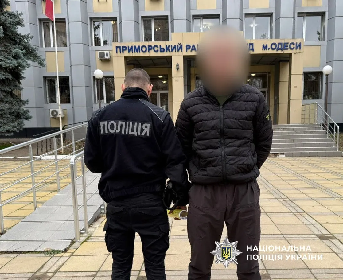 В Одесі затримали двох грабіжників, які напали на охоронця та перехожого