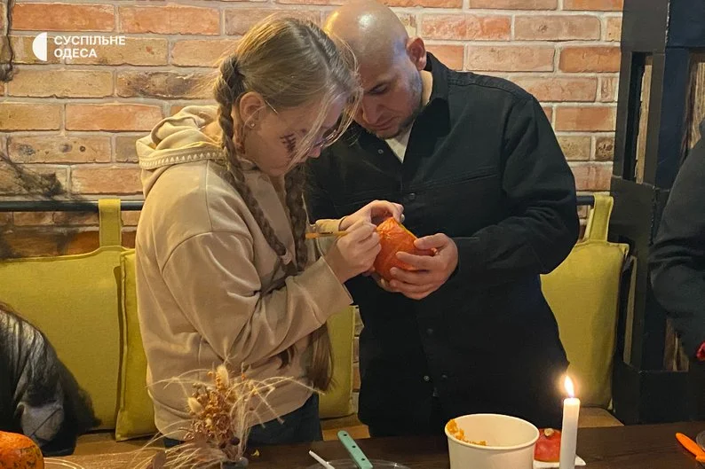В Одесі для ветеранів і їхніх дітей влаштували Гелловін із гарбузами, печивом та психологічною підтримкою