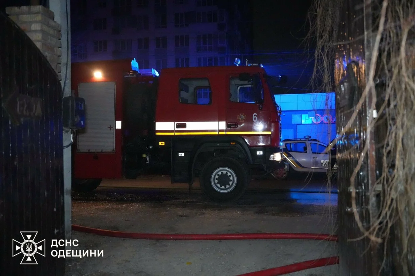 Нічна пожежа в Одесі: рятувальники зупинили поширення вогню в будівлі лазні