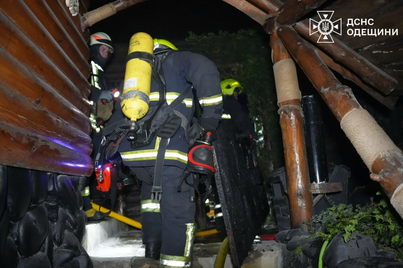 Нічна пожежа в Одесі: рятувальники зупинили поширення вогню в будівлі лазні