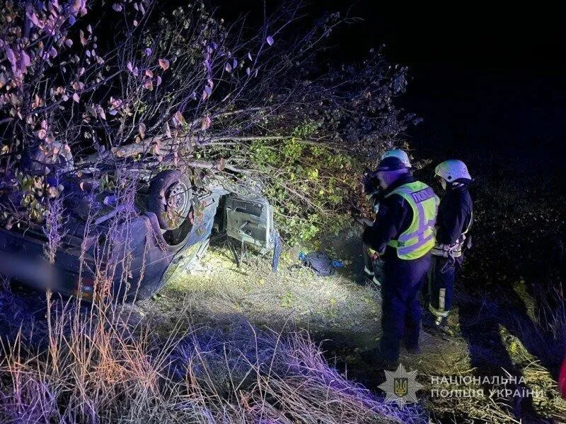 Аварія на Одещині: рятувальники вирізали водія з понівеченої автівки