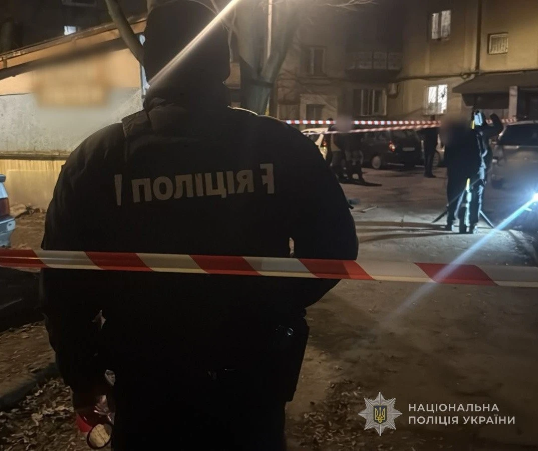 Стрілянина в центрі Одеси: чоловіка вбито серед вулиці, поліція шукає нападника Стрілянина в центрі Одеси: чоловіка вбито серед вулиці, поліція шукає нападника