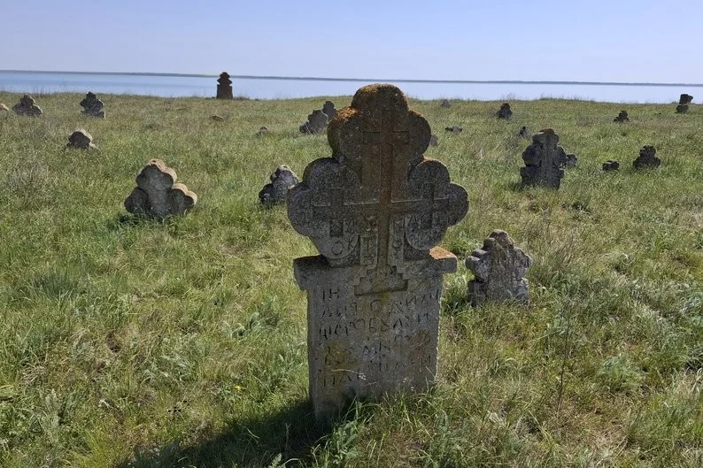Зниклі цвинтарі Бессарабії: як кам’яні хрести розповідають історію козацтва і колоністів на Одещині