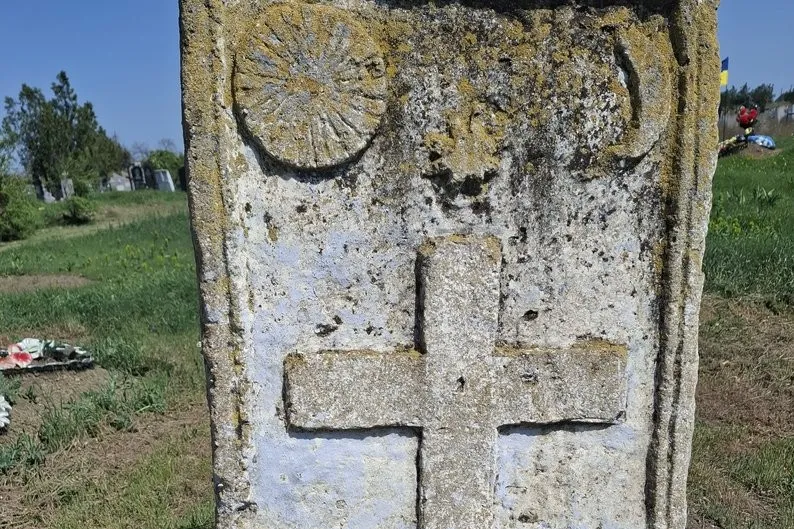 Зниклі цвинтарі Бессарабії: як кам’яні хрести розповідають історію козацтва і колоністів на Одещині