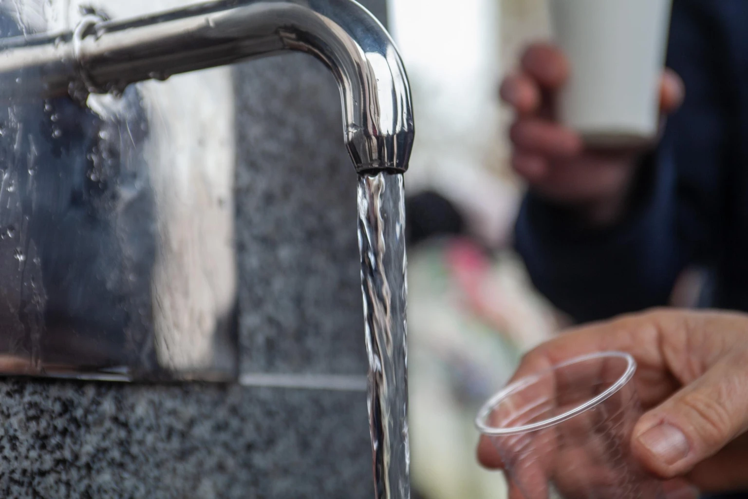 Одеса без тепла і води після нічної атаки: місто розгорнуло пункти допомоги та підвіз води
