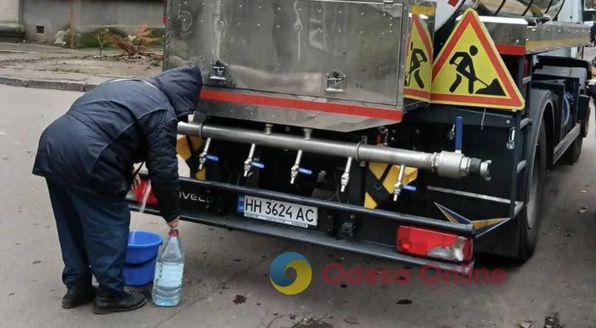 Одеса без води і світла: містом курсують авто з технічною водою