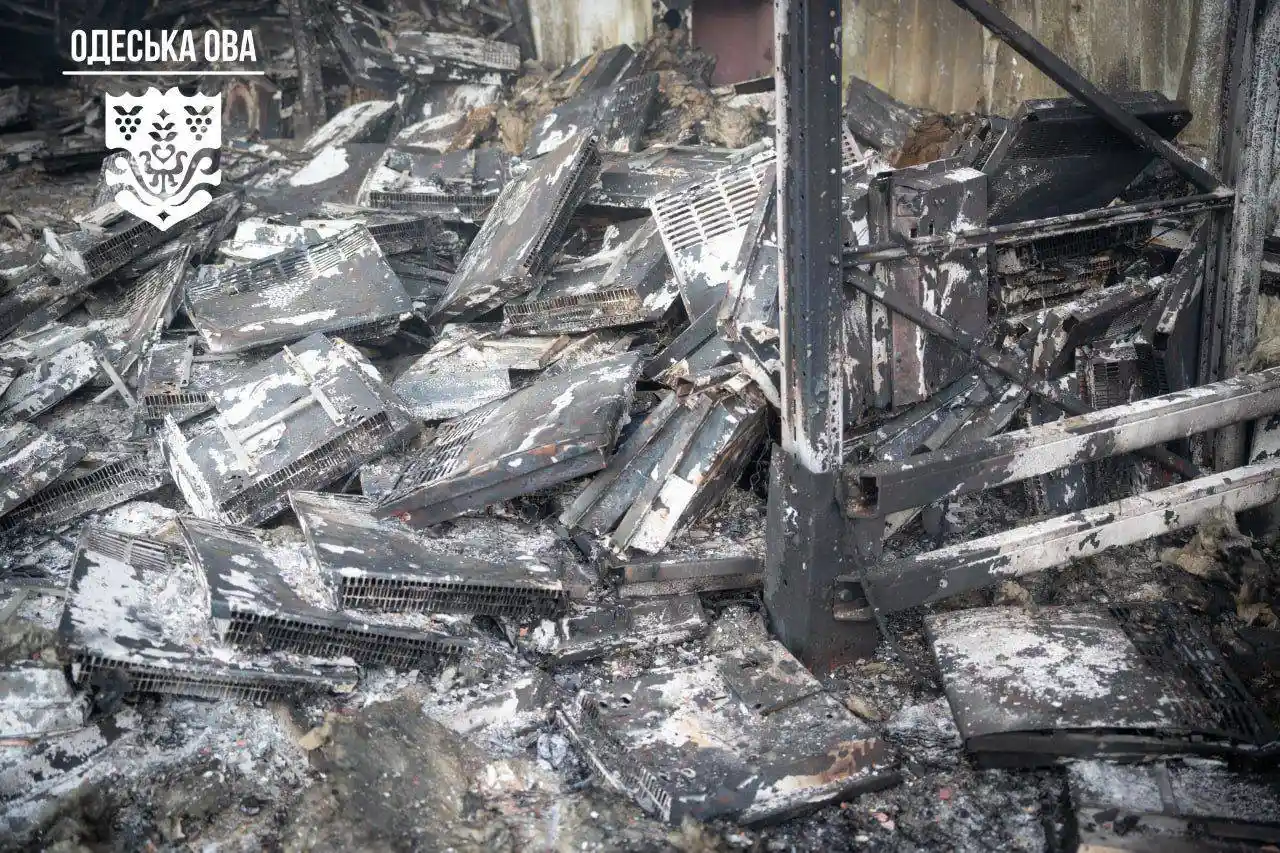 Нічна атака дронів по Одещині: після удару спалахнула пожежа на підприємстві