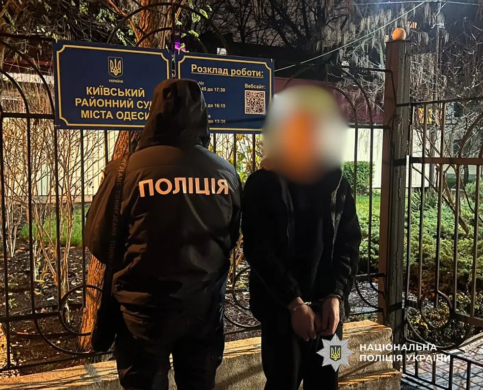 Переправа за тисячі доларів і криптогаманець: на півдні викрили схему нелегального виїзду з країни