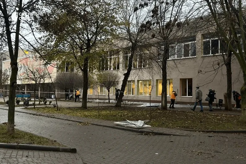 Ліцей у Південному зазнав серйозних руйнувань після дронової атаки: навчання призупинено