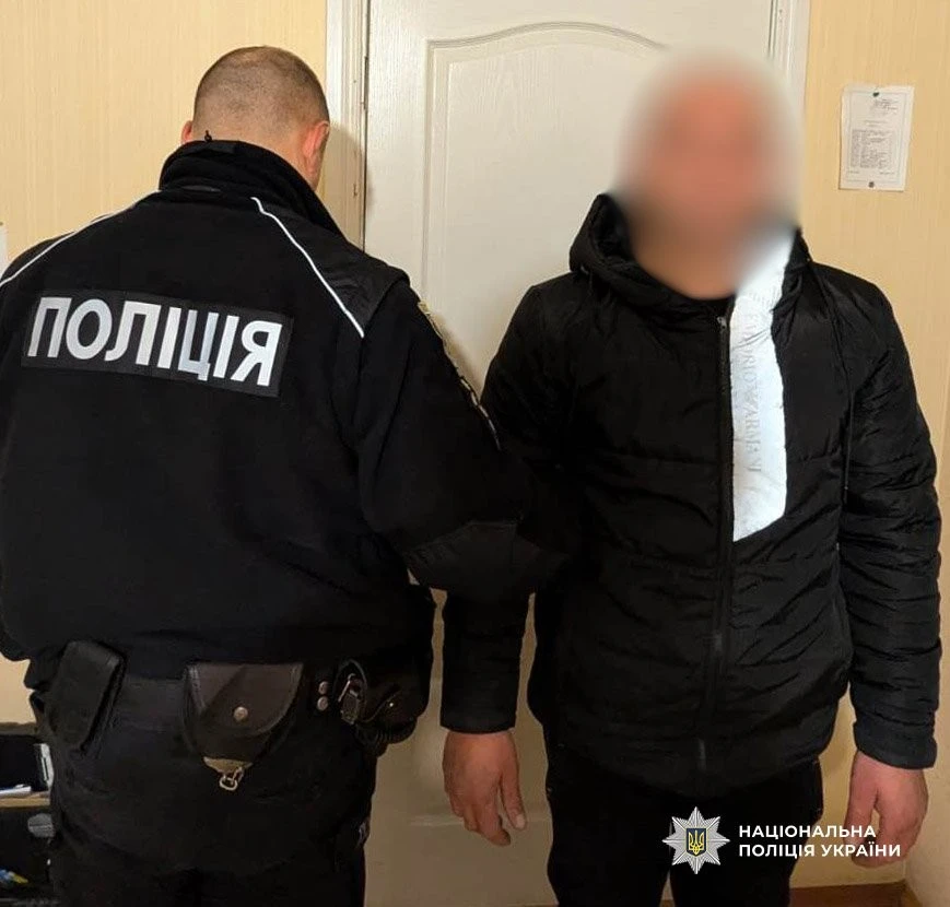 Застілля в селі на Одещині завершилося тяжким пораненням і підозрою за статтею
