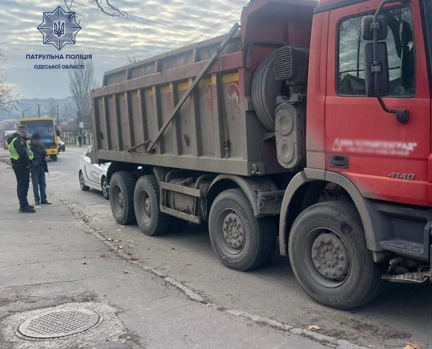 Два Mercedes і жодних дозволів: в Одесі викрили серію перевезень свіжозрубаної деревини