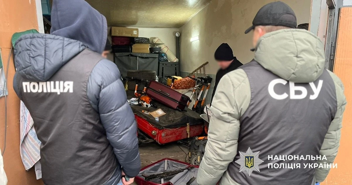 Автомати під виглядом посилок: в Одесі зупинили міжрегіональний канал нелегальної торгівлі зброєю