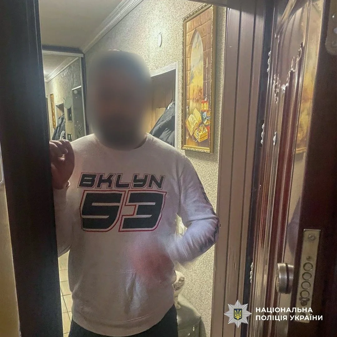 Автомати під виглядом посилок: в Одесі зупинили міжрегіональний канал нелегальної торгівлі зброєю