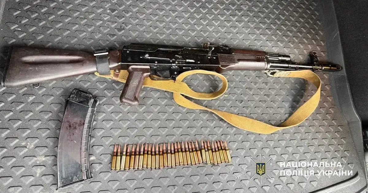 Автомати під виглядом посилок: в Одесі зупинили міжрегіональний канал нелегальної торгівлі зброєю