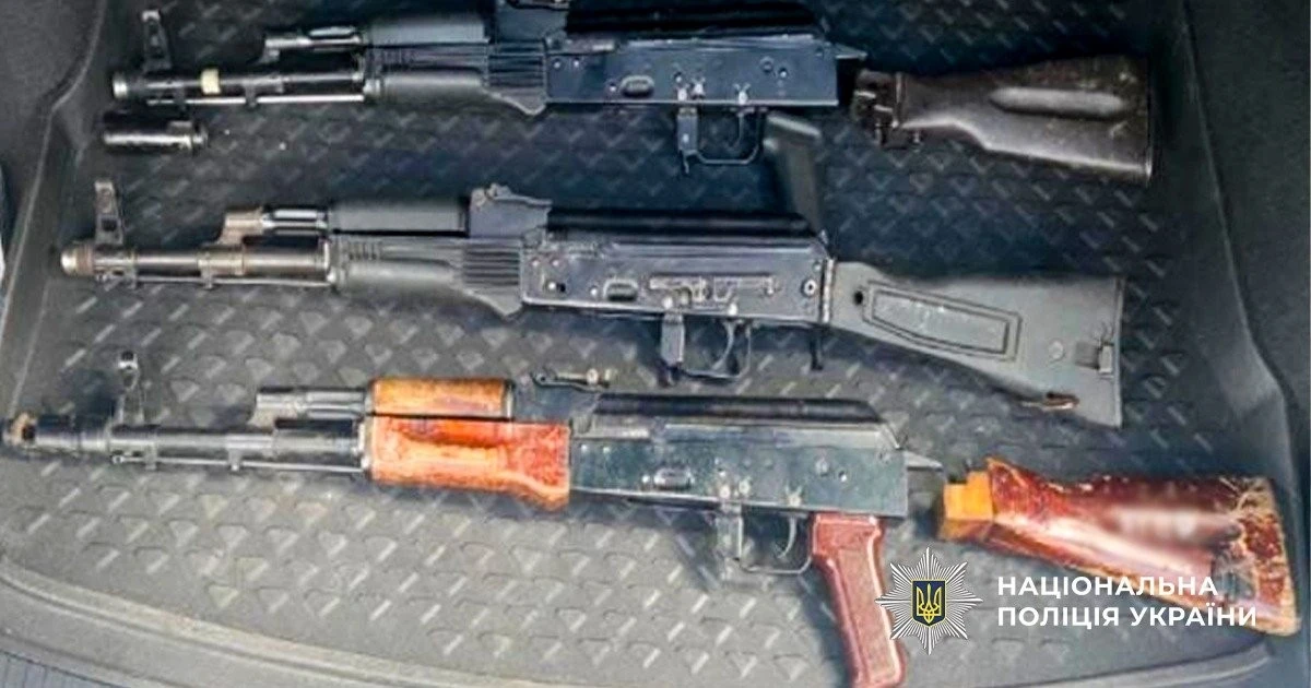 Автомати під виглядом посилок: в Одесі зупинили міжрегіональний канал нелегальної торгівлі зброєю