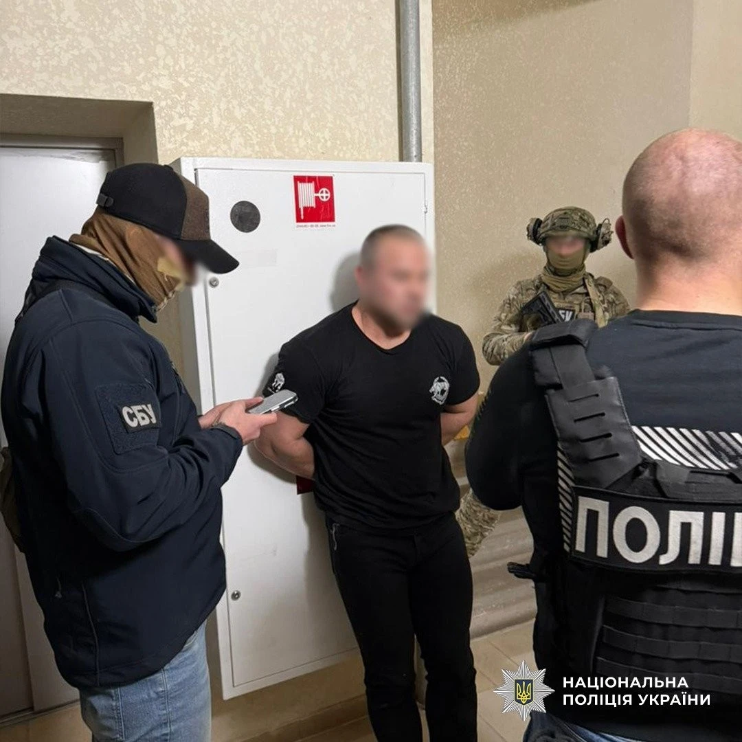 Автомати під виглядом посилок: в Одесі зупинили міжрегіональний канал нелегальної торгівлі зброєю