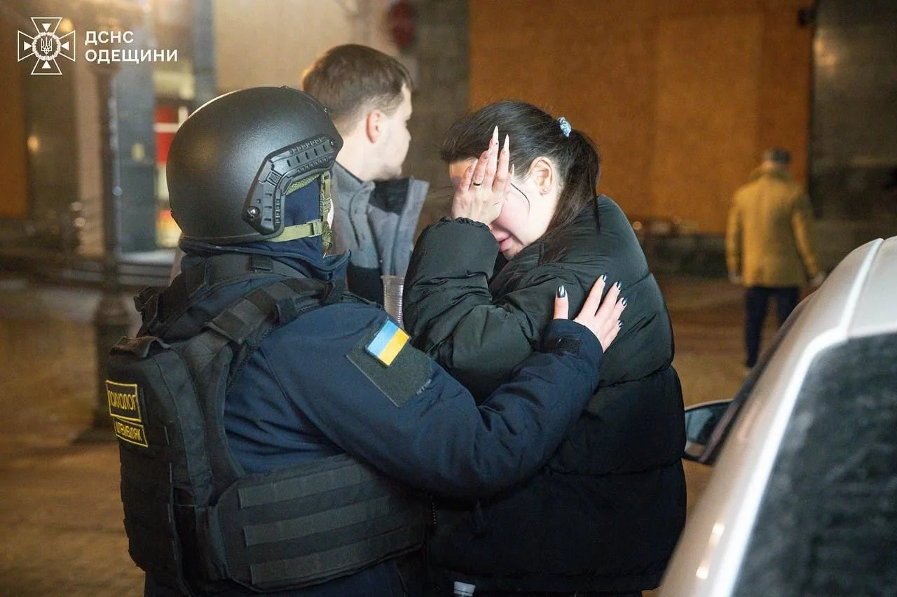 Нічна атака на Одесу: рятувальники вивели людей з палаючого будинку після удару дрона