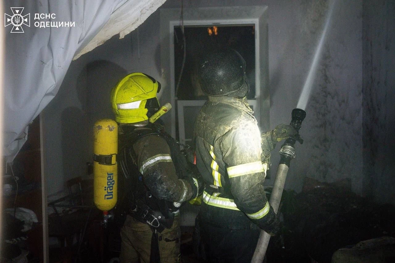 Нічна атака на Одесу: рятувальники вивели людей з палаючого будинку після удару дрона