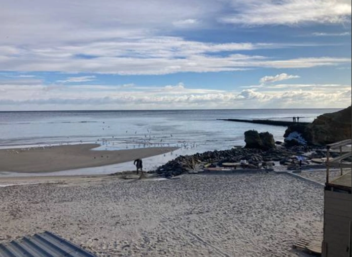 Морське узбережжя Одеси поступово очищується від слідів олії після атаки дрона