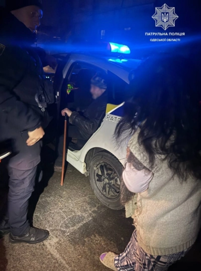 В Одесі перехожі й патрульні підняли 62-річного чоловіка з дороги та допомогли повернутися додому