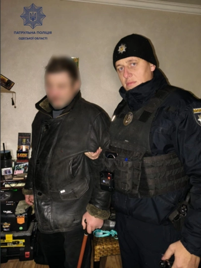 В Одесі перехожі й патрульні підняли 62-річного чоловіка з дороги та допомогли повернутися додому